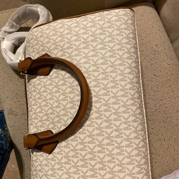 selling mk bag - Picture 3 of 3